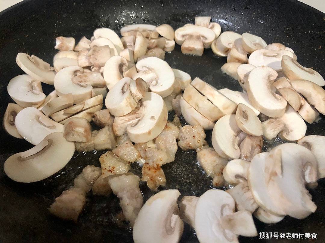 五花肉|一口咬下去，迟迟不忍咽下，回味无穷这样炒的口蘑真的是太香了