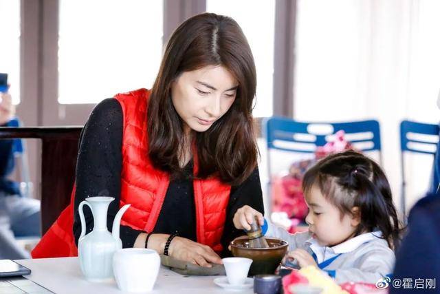 8年|原创郭晶晶拼4胎传闻破灭,霍启刚亲口否认,公婆回答暴露郭晶晶地位