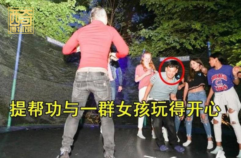 拉米|原创15岁泰王小儿子出行排场大，保镖跪行跟随，女友相伴在侧