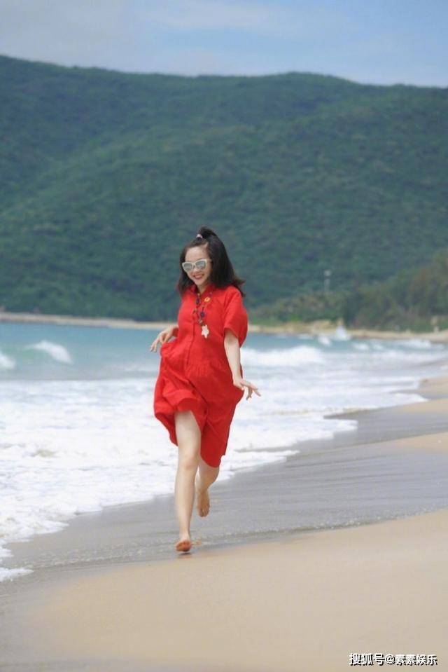 母女|林妙可60岁妈妈罕见出镜，母女衣品颜值飙升，越来越时尚了