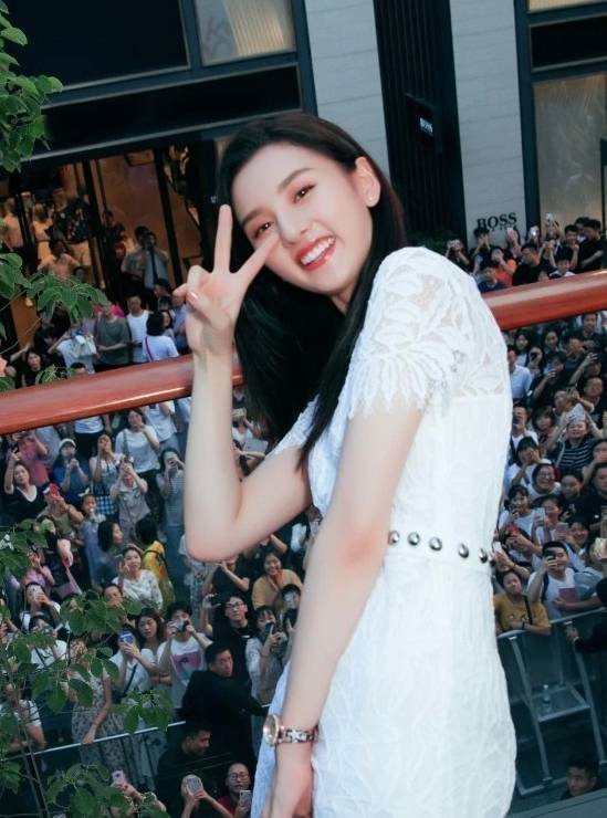 服装|别人都想扮嫩,宋祖儿却着急长大穿了妈妈的裙子,可还是好甜美!