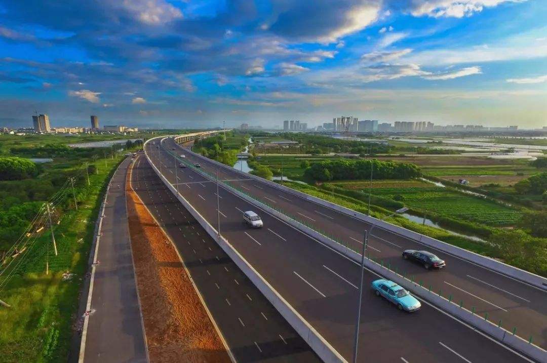 浙江建造的一条高速公路,是真正靠近杭州湾水域的环杭州湾高速