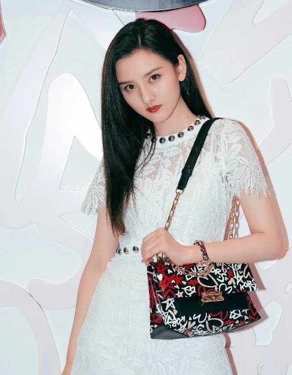 服装|别人都想扮嫩,宋祖儿却着急长大穿了妈妈的裙子,可还是好甜美!