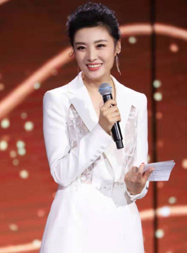 形象|52岁周涛不愧是“不老女神”！看了她生图模样，才懂赵雅芝不算啥