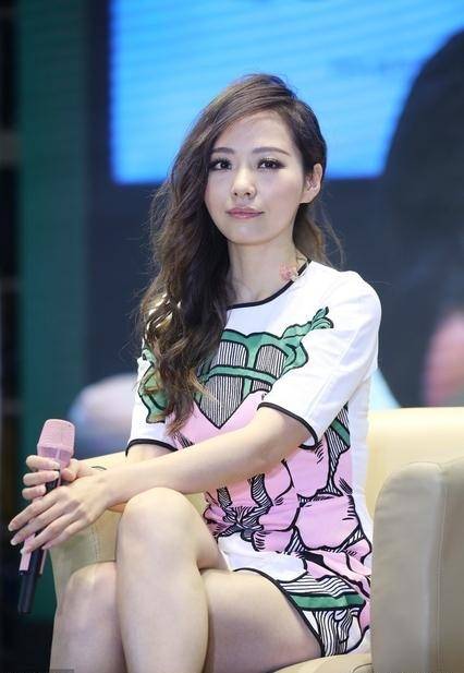 张靓颖的美腿虽然有点粗,但看起来非常性感