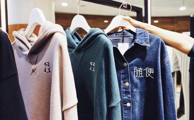 王菲|李嫣联合品牌做公益，绘画书法被印服装上，当模特拍写真超有范儿