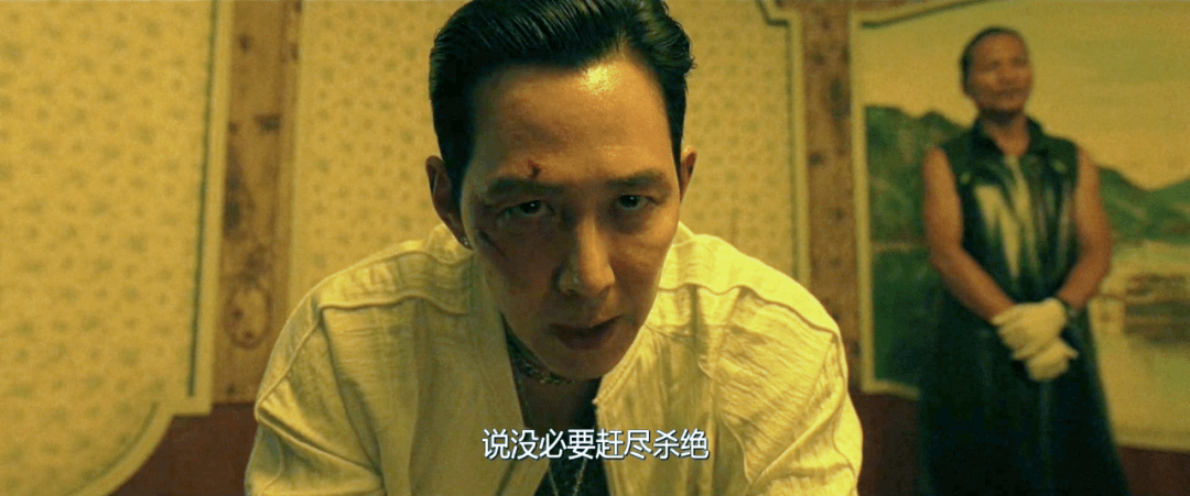 一向西装革履的李政宰这次把纹身从身上一路纹到脖子上,穿着花衬衫,戴