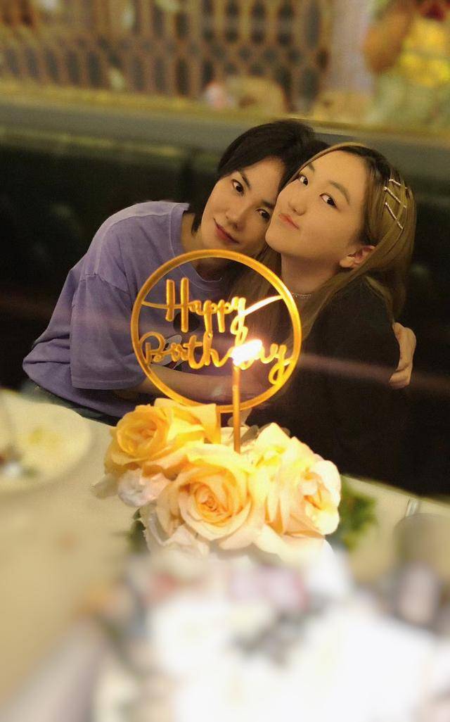 王菲|李嫣联合品牌做公益，绘画书法被印服装上，当模特拍写真超有范儿
