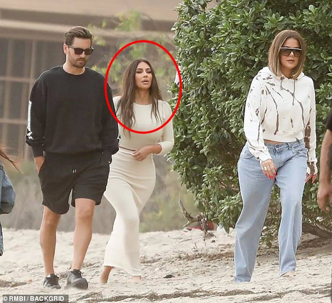 腿部|40岁金卡戴珊吸睛真强，穿薄纱裙透出腿部曲线，还捋起来秀紧身裤