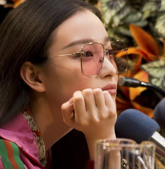 服装|单身的倪妮更美了！穿潮牌服装亮相，发布会上演绎复古摩登少女