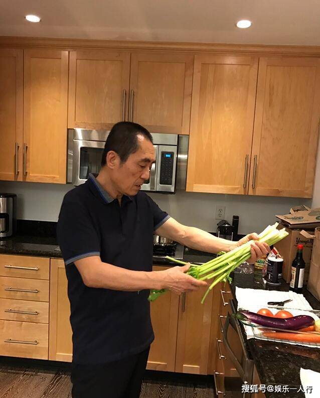 张艺谋的豪宅,窗户窗帘拉得严严实实,像是与世隔绝