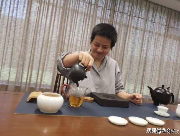 茶艺|原创岳云鹏老婆生病后首晒照，利落短发双眼肿胀憔悴，身形也消瘦不少