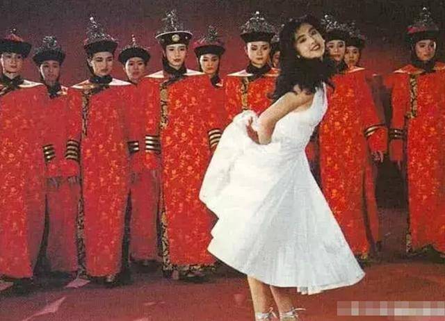 王祖贤30年前故宫旧照被扒 有谁注意背后的群演?如今成当红巨星