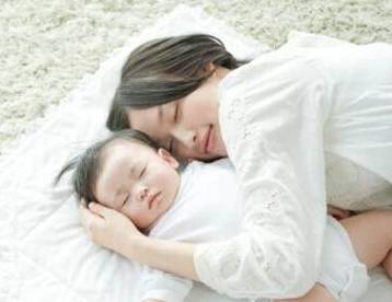 同龄人|发育可能会落后同龄人一大截，难怪孩子长不高常常这样睡觉的娃