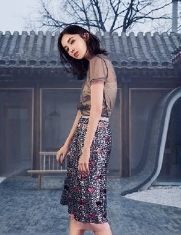 少女|古力娜扎现身机场，白色T恤配热裤少女感十足，皮肤白皙惹人羡！