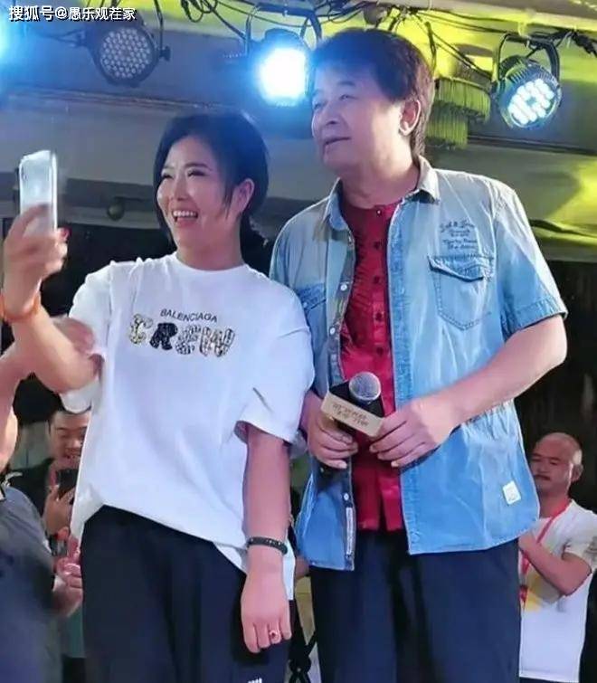 书法|原创61岁毕福剑现身商演，大秀歌喉书法，身体虽发福但精神状态不错