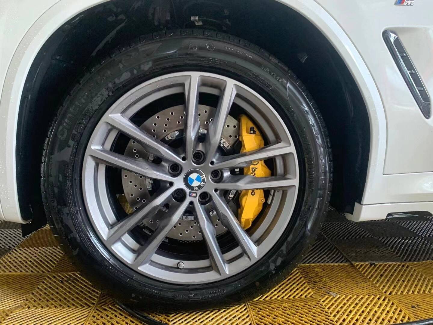 宝马x3升级布雷博brembo gt6刹车卡钳,不一样外观与制动力