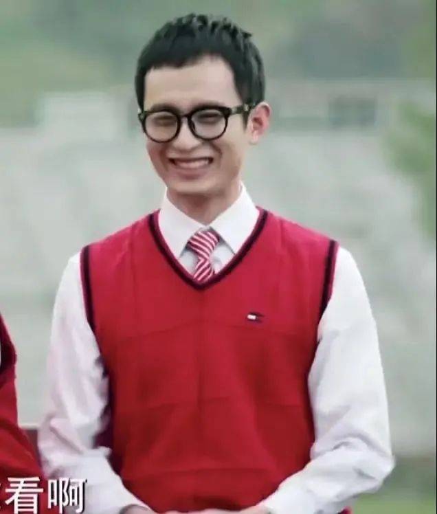 成毅旧照曝光，脑门大发际线高很显老，撞脸G