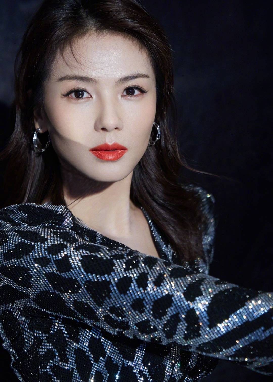 亮片|刘涛太有魅力，穿豹纹亮片裙惊艳亮相，身材让人流口水