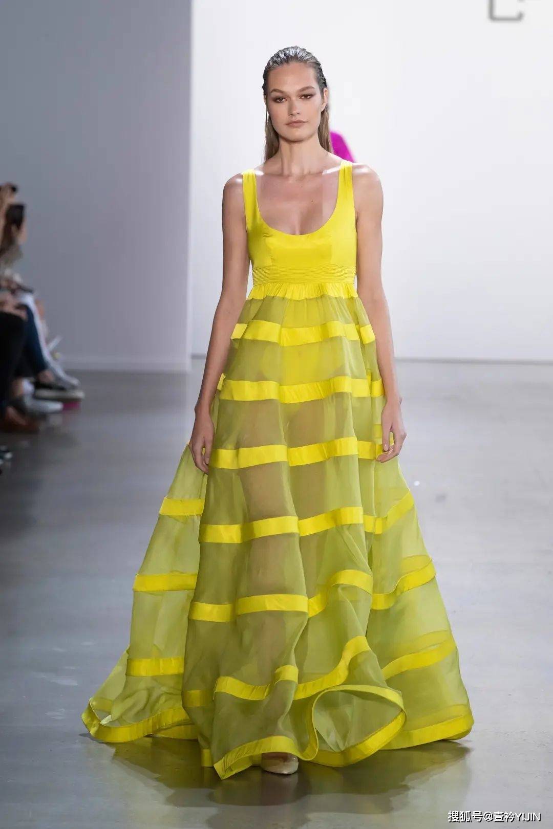 越南|被巴黎世家抄袭？把衣服种上鲜花、冻进冰块里？越南时装的高光时刻