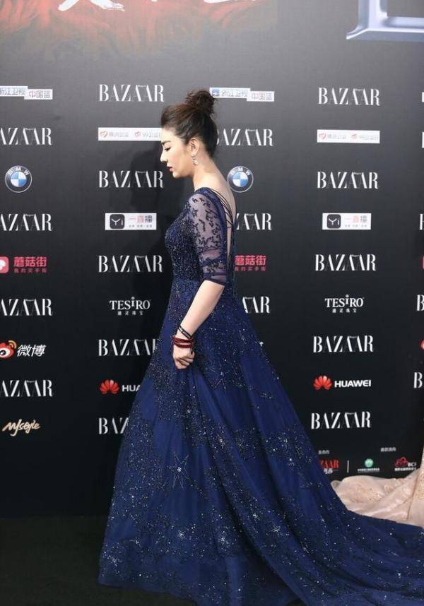 礼服|黄奕真是又A又飒，穿着礼服出门，但却带着英气感