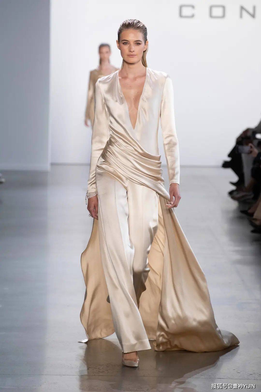 越南|被巴黎世家抄袭？把衣服种上鲜花、冻进冰块里？越南时装的高光时刻