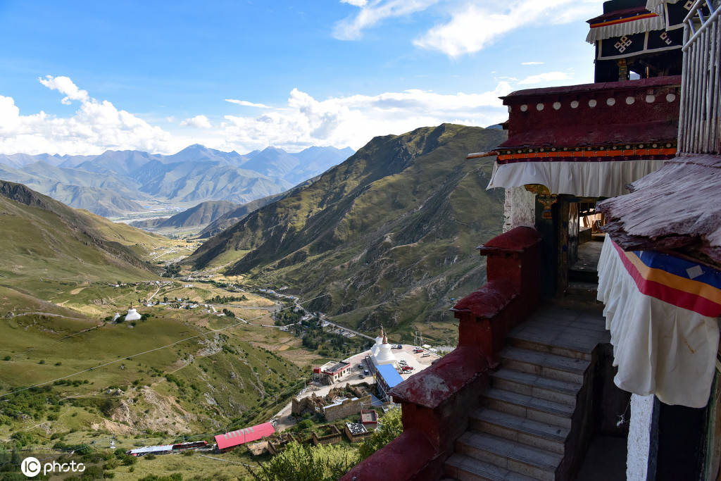 西藏四大隐修地之一扎叶巴寺悬崖峭壁上以洞立寺