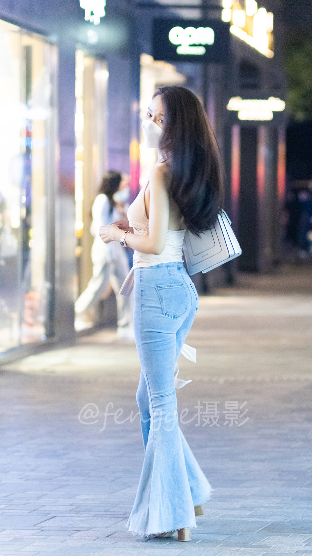 造型|喇叭裤与高跟鞋真是绝配，美院也有会穿搭的漂亮的小姐姐！