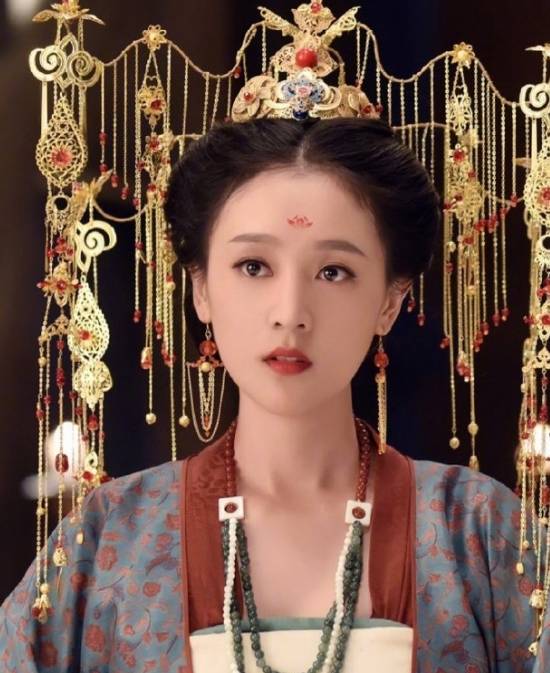 张钧甯|古装剧的头饰：彭小冉民族风，张钧甯头饰华贵，倪妮的简单又好看