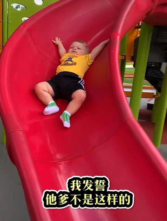 宝宝|手刹、脚刹、臀刹齐上阵，妈妈：速度控制很到位胆小宝宝玩滑梯