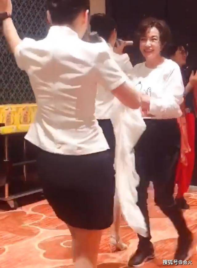 刘晓庆老年生活惬意，与服务员共舞身姿轻盈，