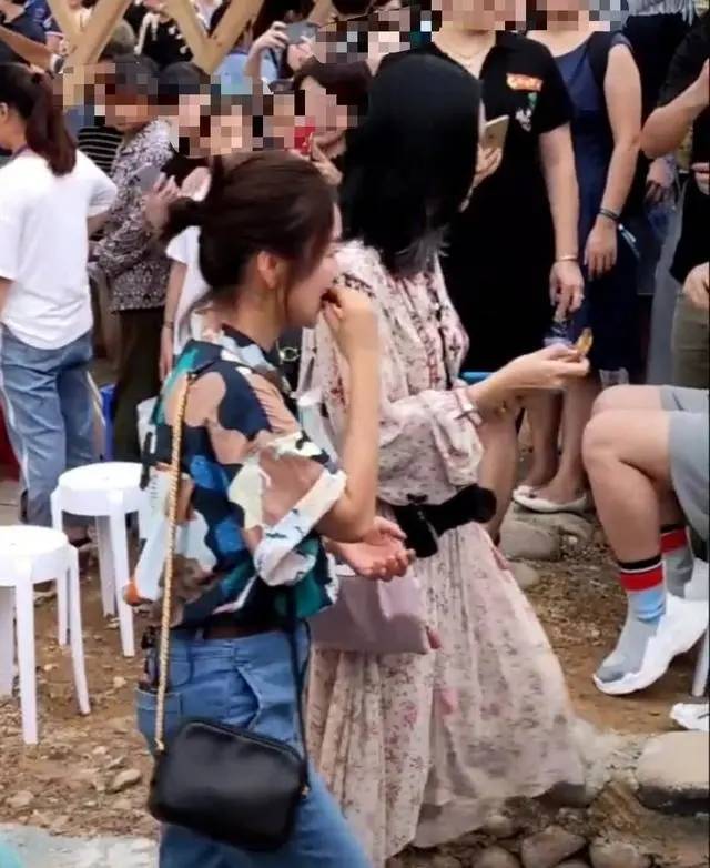 周迅|没修图周迅气质更好，倒是姚晨身材走形，这才是40岁真实的状态！