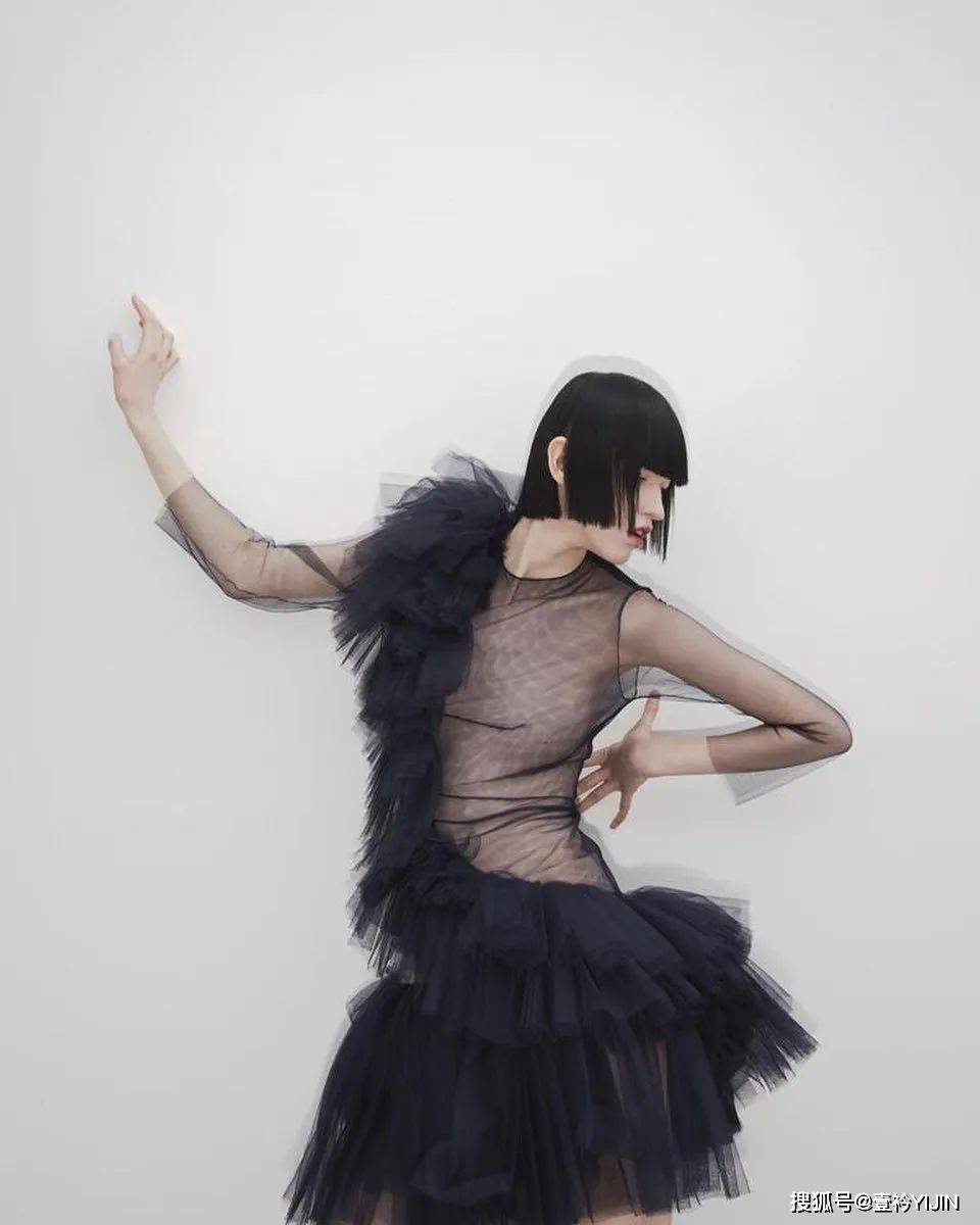 越南|被巴黎世家抄袭？把衣服种上鲜花、冻进冰块里？越南时装的高光时刻