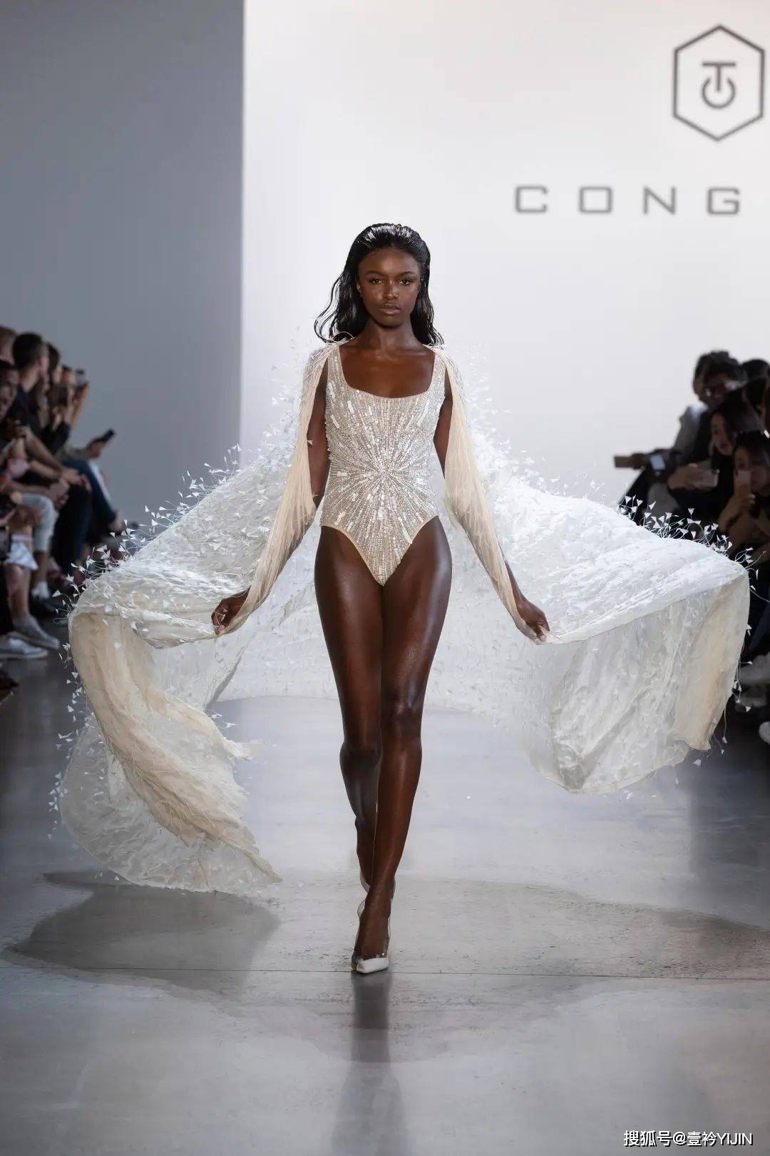 越南|被巴黎世家抄袭？把衣服种上鲜花、冻进冰块里？越南时装的高光时刻