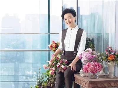 董卿|52岁的杨澜和46岁的董卿:活得漂亮的女人,应该是什么样的?