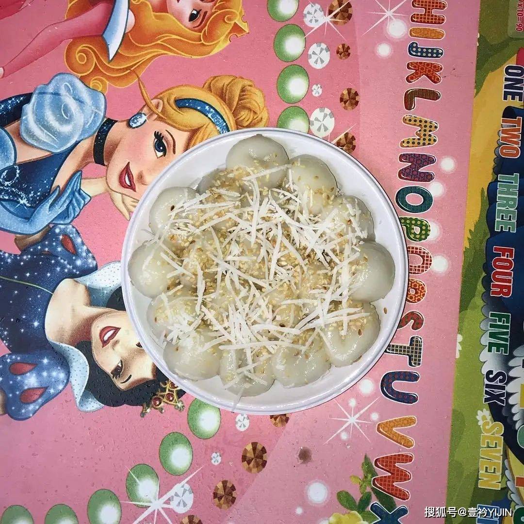 越南|被巴黎世家抄袭？把衣服种上鲜花、冻进冰块里？越南时装的高光时刻