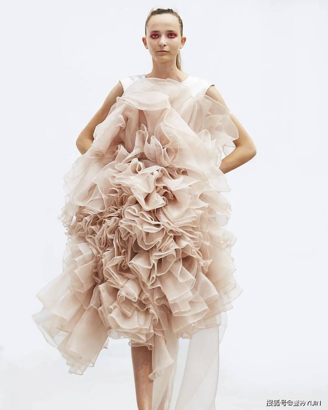 越南|被巴黎世家抄袭？把衣服种上鲜花、冻进冰块里？越南时装的高光时刻