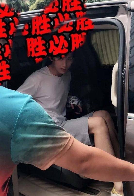 成毅刚下车就被抓拍,意外暴露真实颜值,生图下的腿女生都羡慕