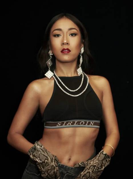 玻璃|吉克隽逸太敢穿了,这身“玻璃裙”穿出高级感,如今没男友真可惜