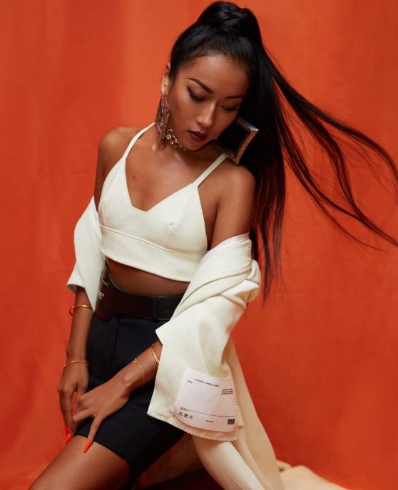 目光|吉克隽逸天生自信!穿“迷你装”露面,目光一下被腰上部位吸引