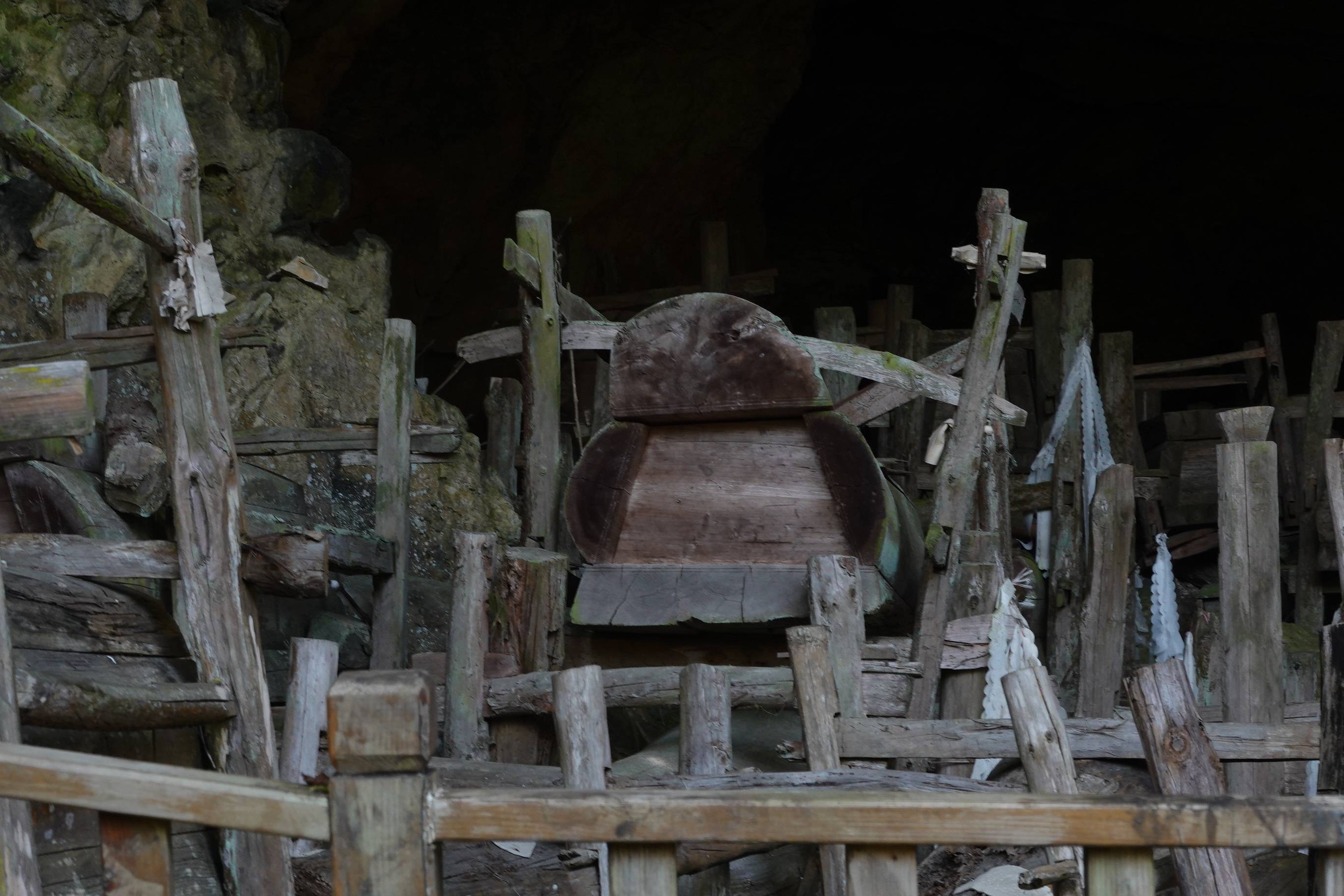 探秘贵州小山村神秘“洞葬”，数百口棺材摆满山洞，看了后背发冷_路灯摄影_新浪博客