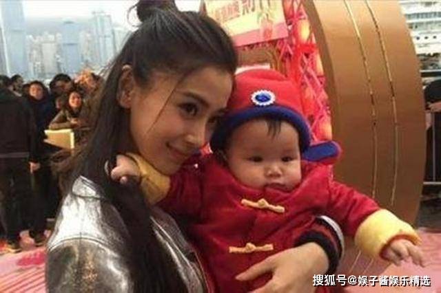 baby晒自拍视频,小海绵5个字让她秒捂脸,却暴露黄晓明家庭地位