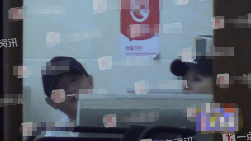 新恋情?文章带美女吃宵夜诉苦 女方贴心为其擦泪 新恋情?文章带美女吃宵夜诉苦 女方贴心为其擦泪