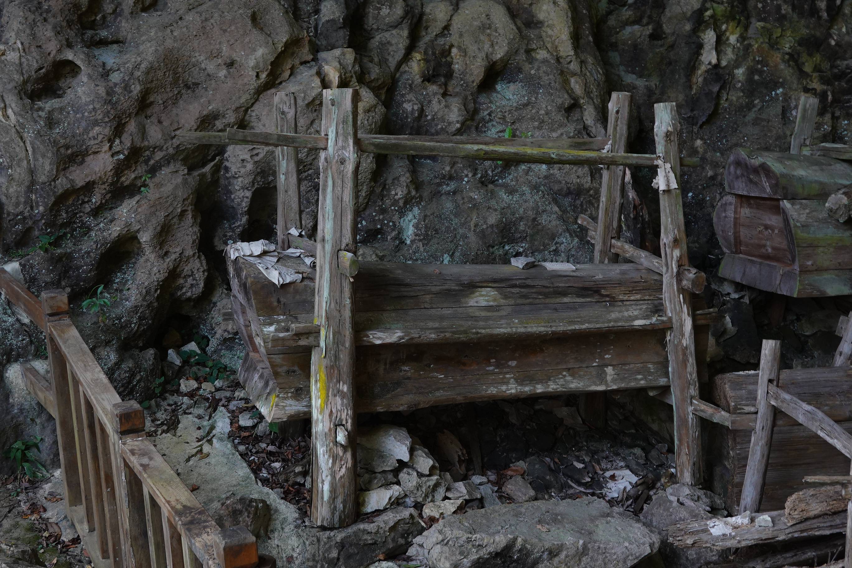 探秘贵州小山村神秘“洞葬”，数百口棺材摆满山洞，看了后背发冷_路灯摄影_新浪博客