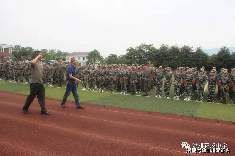 洪雅花溪中学:初一少年与迷彩相遇在花溪校园_军训