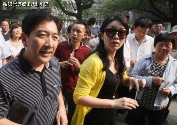 央视名嘴水均益:与瘫痪发妻离婚 获女儿力挺 养智残哥哥16年