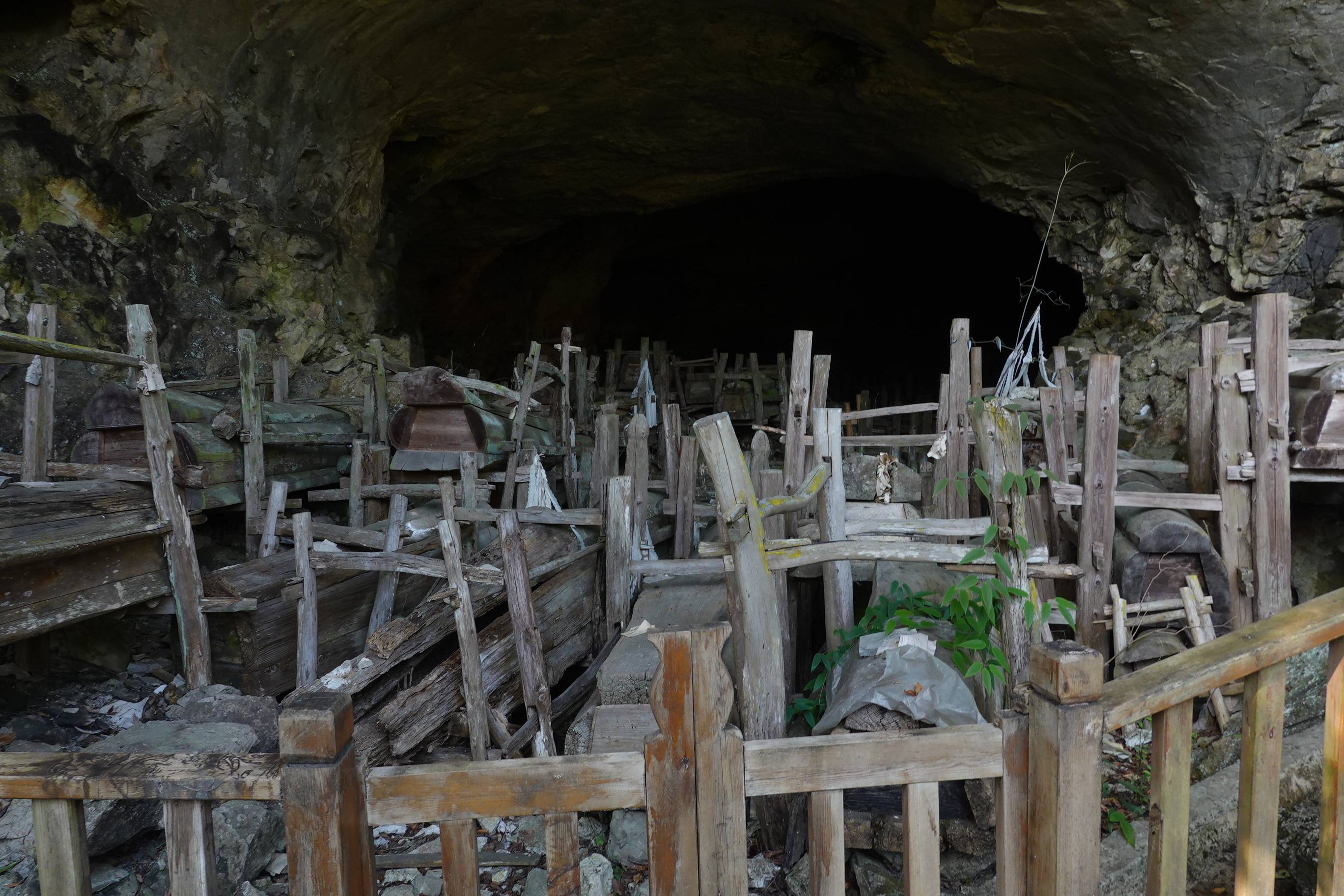 存放上百具棺材的洞穴深入其中是何感觉，探访甲定洞葬。