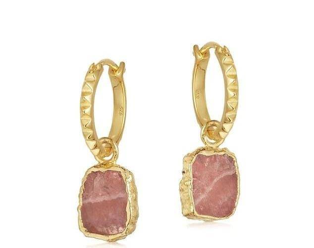 凯特|凯特沦落到戴梅根最爱品牌的耳环？梅根豪捐87万给非洲女孩获赞