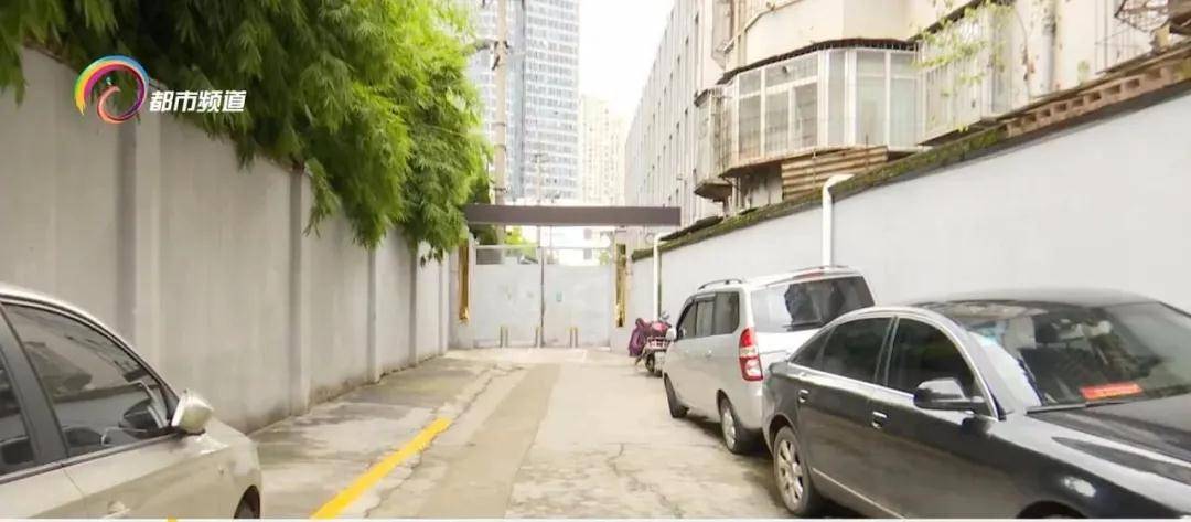消防通道上划“停车位”，明目张胆收费，“锅