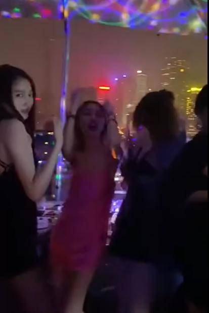 关晓彤与姐妹蹦迪庆生，现场视频和照片曝光，